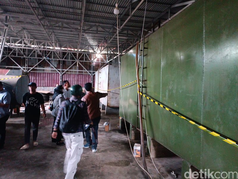 Polisi saat memeriksa gudang solar diduga milik AKBP Achiruddin. (Goklas Wisely/detikSumut)