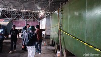 Polisi saat memeriksa gudang solar diduga milik AKBP Achiruddin. (Goklas Wisely/detikSumut)