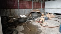 Di dalam gudang terasa bau aroma BBM jenis solar yang begitu menyengat. (Goklas Wisely/detikSumut)