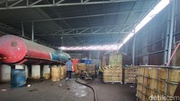 Sejumlah tangki dan drum berada di dalam gudang. (Goklas Wisely/detikSumut)