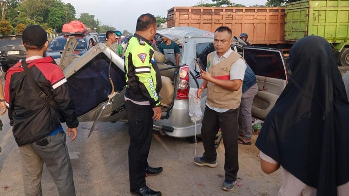 Polisi saat mengamankan lokasi kecelakaan. (Foto: Istimewa)