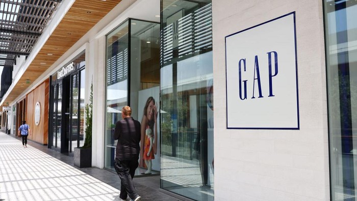 Perusahaan ritel fashion GAP dikabarkan akan melakukan pemutusan hubungan kerja (PHK) terhadap tenaga kerja globalnya. Begini potret gerainya.