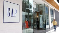 Suasana salah satu gerai ritel fashion GAP yang berada di Los Angeles, Amerika Serikat, Selasa (25/4/2023).