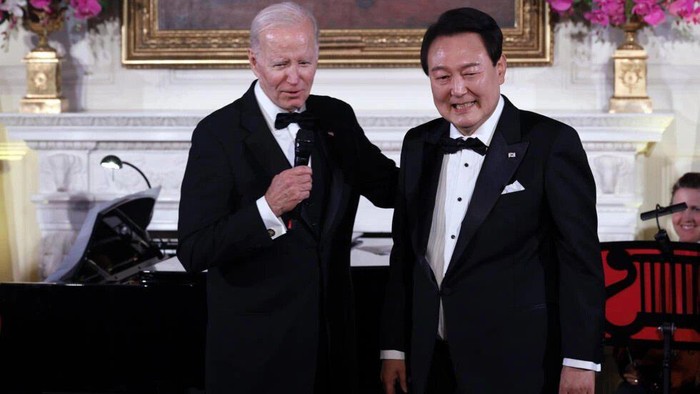 US President Joe Biden (L) hosted a state dinner in honor of South Korean President Yoon Suk Yeol at the White House © CHIP SOMODEVILLA/GETTY IMAGES NORTH AMERICA/AFP
