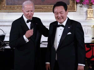 Presiden Korsel Memukau Biden Saat Bernyanyi di Gedung Putih