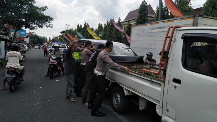 Proses evakuasi mobil yang terlibat kecelakaan beruntun di simpang UNY Wates, Kulon Progo, DIY, Kamis (27/4/2023).