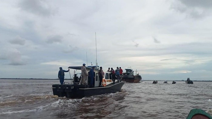 Proses pencarian dan evakuasi kecelakaan Kapal Evelyn di Riau. (Foto: Istimewa)