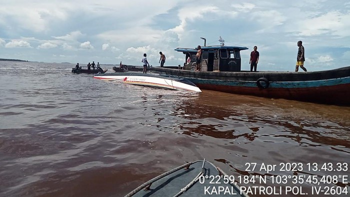 Proses pencarian dan evakuasi korban kecelakaan kapal di Riau. (Foto: Istimewa)