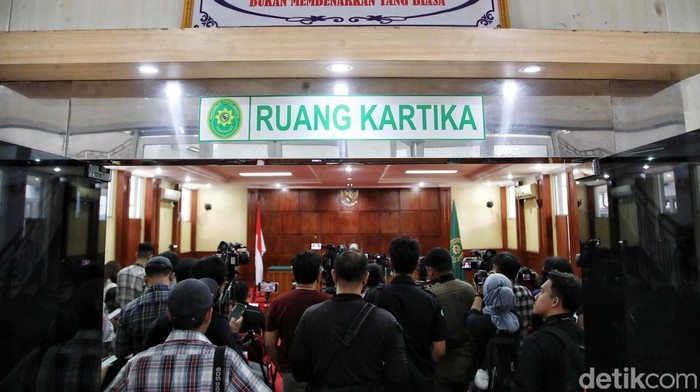 Pengadilan Tinggi (PT) DKI Jakarta telah menjatuhkan putusan banding yang diajukan anak AG (15) dan jaksa terkait kasus penganiayaan Cristalino David Ozora. PT DKI memutuskan tetap menghukum AG selama 3,5 tahun penjara, Kamis (27/4/2023).