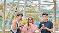 Namun siapa sangka keduanya diam-diam menjalin hubungan serius. Ini salah satu momen saat Tri Suaka dan Nabila Maharani berada di taman bermain sembari memegang permen. Foto: Instagram @xdjtrisuaka