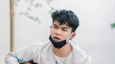 Resmi Menikah, Intip Momen Tri Suaka Nongkrong di Kafe hingga Warkop