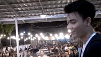 Tertangkap lagi momen saat penyanyi kelahiran 1994 itu sedang memegang nampan berisi minuman. Ia berpura-pura menjadi pelayan di kafe Menowa Kopi Jogja. Foto: Instagram @xdjtrisuaka