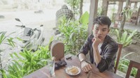 Kalau ini momen saat penyanyi asal Baturaja, Sumatera Selatan itu sedang berada di restoran. Pesanannya ada camilan dan segelas minuman segar. Foto: Instagram @xdjtrisuaka