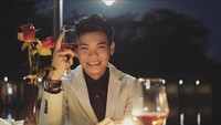 Selain di kafe, penyanyi yang awalnya merintis kanal Youtube ini juga pernah makan malam formal di sebuah restoran. Seperti ini gayanya! Foto: Instagram @xdjtrisuaka