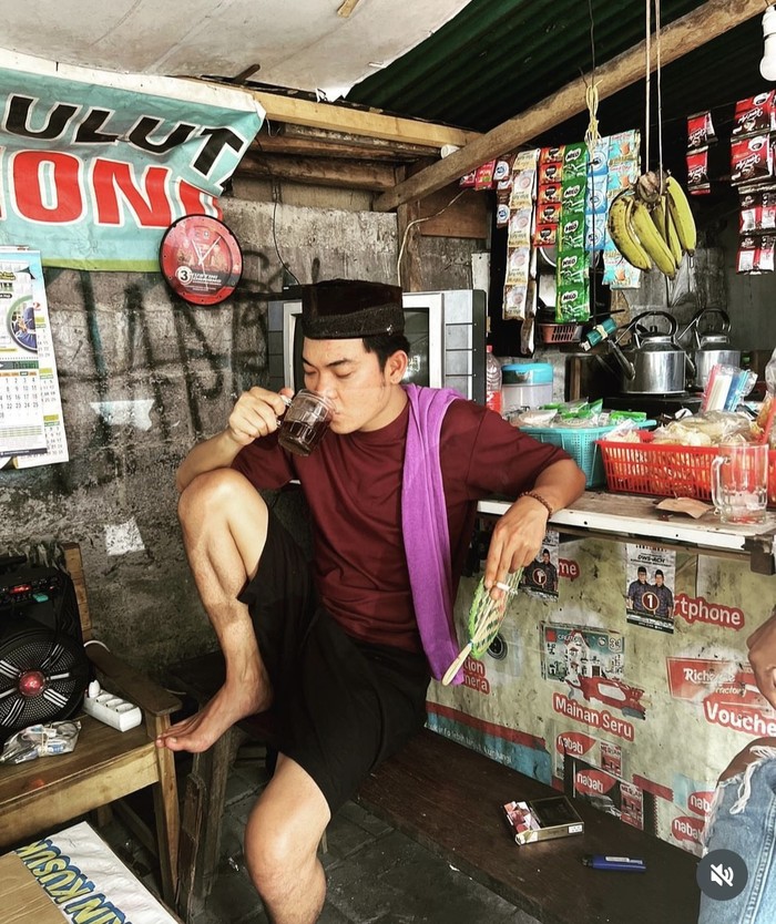 Resmi Menikah, Intip Momen Tri Suaka Nongkrong di Kafe hingga Warkop Resmi Menikah, Intip Momen Tri Suaka Nongkrong di Kafe hingga Warkop
