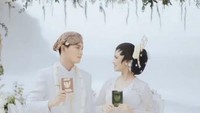 Kabar gembira datang dari penyanyi Tri Suaka yang pada hari Kamis (27/04) resmi menikah dengan Nabila Maharani. Pernikahannya diselenggarakan secara tertutup namun mewah. Foto: Instagram @xdjtrisuaka