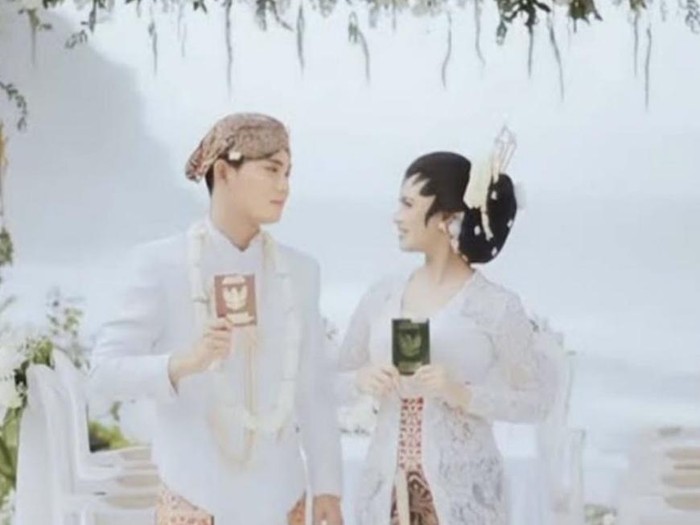 Resmi Menikah, Intip Momen Tri Suaka Nongkrong di Kafe hingga Warkop