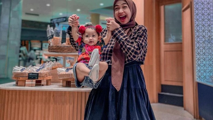 Ria Ricis Cari Chef Khusus Masak MPASI Untuk Putrinya, Netizen Auto Nyinyir