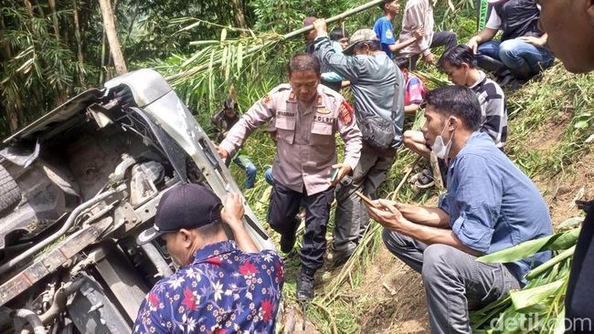 roses Evakuasi Elf Terperosok ke Jurang di Bandung Barat