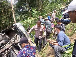 Ikuti Google Maps, Elf Berisi 20 Orang Terperosok Jurang di Bandung Barat