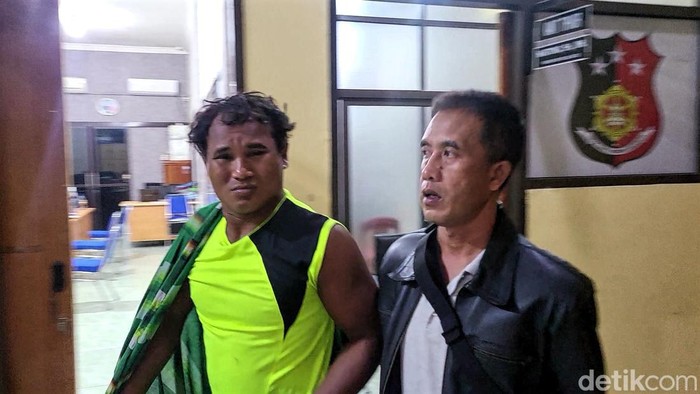 Samson (baju kuning) ditangkap polisi usai mengamuk dan rusak rumah warga di Kabupaten Sukabumi.