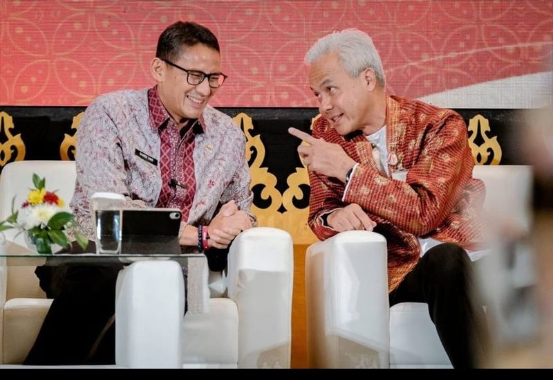 Sandiaga Uno dan Ganjar Pranowo bertemu dalam rapat Tim Percepatan Akses Keuangan Daerah se-Jateng di Kota Semarang, Kamis siang (27/4/2023).
