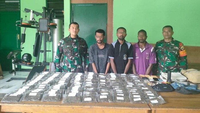 Satgas Pamtas Yonif 132/BS menggagalkan penyelundupan narkoba jenis ganja kering seberat 5,4 Kg di pebatasan RI-Papua Nugini.