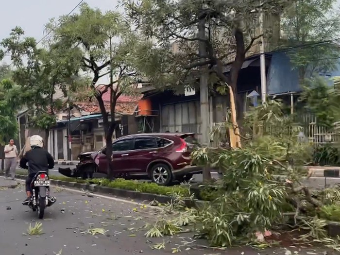 Satu unit mobil diduga mengalami kecelakaan tunggal di daerah Pulogadung, Jakarta Timur (Jaktim). Mobil tersebut hingga menyeberang ke jalur berlawanan. (dok pribadi/Samuel Silitonga)
