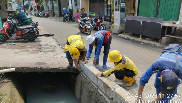 SDA pasang Tanggul-Guard Rail di got Kramat Jati usai heboh pemotor terperosok.