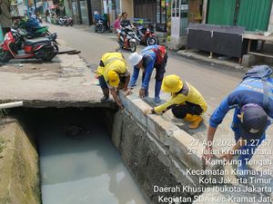 Kerap Bikin Motor Terperosok, Got di Kramat Jati Dipasang Tanggul-Guardrail