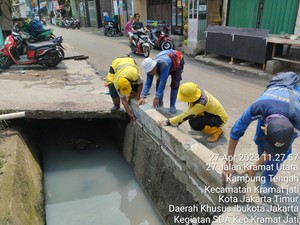 Kerap Bikin Motor Terperosok, Got di Kramat Jati Dipasang Tanggul-Guardrail