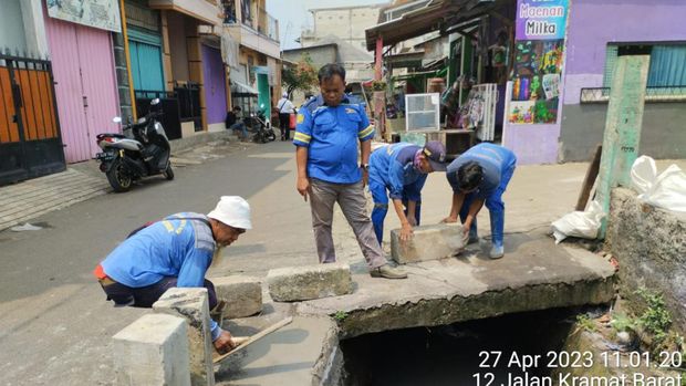 SDA pasang Tanggul-Guard Rail di got Kramat Jati usai heboh pemotor terperosok.