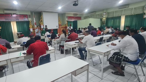 Sejumlah bakal caleg PDIP Tabanan yang potensial ikut pada Pemilu 2024 menjalani tes kesehatan di RSUD Tabanan, Kamis (27/4/2023). (istimewa)