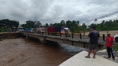 Sejumlah warga memantau kondisi DAS Bilukpoh, Kelurahan Tegalcangkring, Kecamatan Mendoyo, Kabupaten Jembrana, Bali, Kamis (27/4/2023). (I Putu Adi Budiastrawan/detikBali)