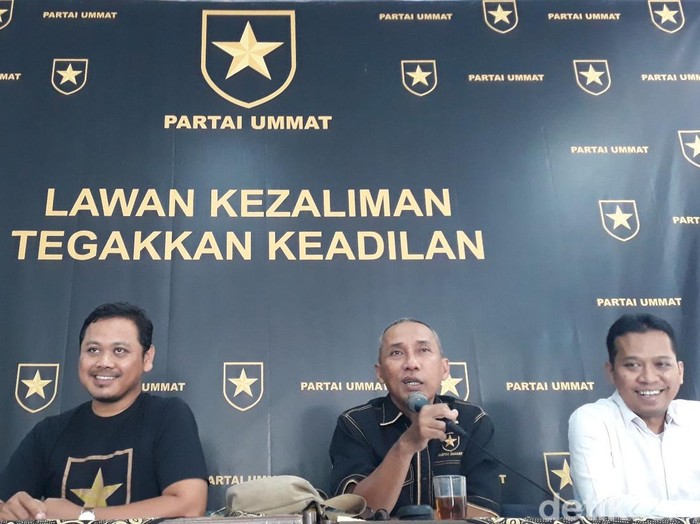 Sekretaris DPW Partai Ummat DIY, Iriawan Argo Widodo (tengah) saat memberikan keterangan kepada wartawan di Yogyakarta, Kamis (27/4/2023).