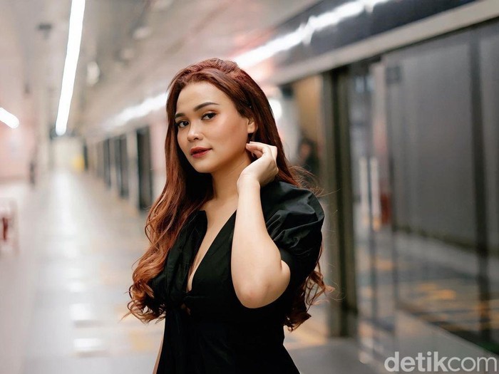 Selebgram Dinda Safay, kakak dari Ken Admiral.