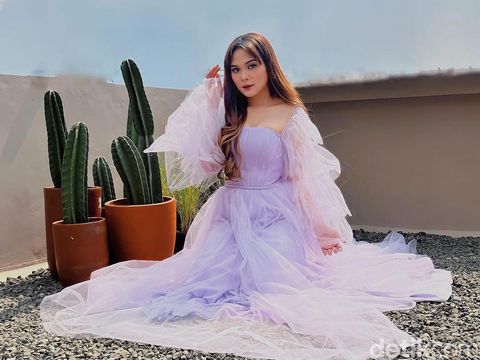 Selebgram Dinda Safay, kakak dari Ken Admiral.