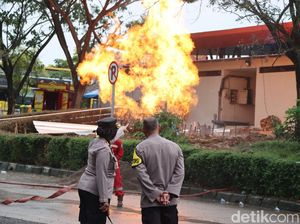Sulitnya Petugas Jinakan Semburan Api di Rest Area Tol Cipali