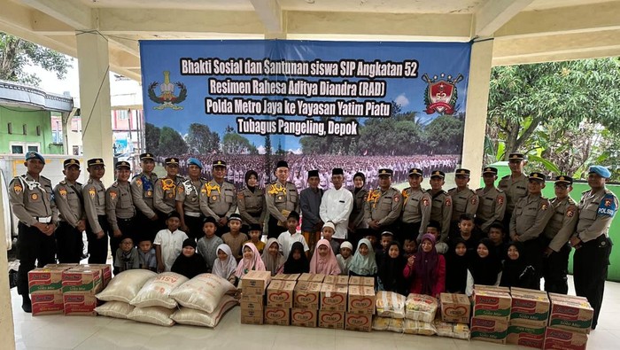Siswa Sekolah Inspektur Polisi Angkatan 52 Rahesa Aditya Diandra Polda Metro Jaya membagikan bansos ke Panti Asuhan dan Yatim Piatu Tubagus Pangeling di Depok. (dok Istimewa)