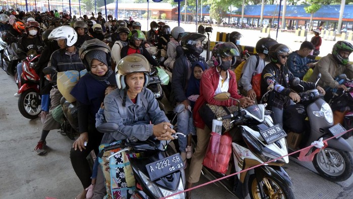 Situasi Arus Balik di Pelabuhan Bakauheni H+4 Lebaran Kendaraan pemudik roda dua antre untuk menaiki kapal di Pelabuhan Bakauheni, Lampung Selatan, Lampung, Kamis (27/4/2023). Dari data ASDP Bakauheni tercatat total jumlah kendaraan yang melalui Pelabuhan Bakauheni menuju pulau Jawa sebanyak 73.326, dan jumlah penumpang 323.859 orang.
ANTARA FOTO/Ardiansyah/nz.