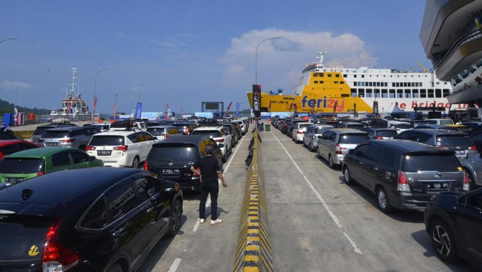 Kendaraan pemudik roda dua antre untuk menaiki kapal di Pelabuhan Bakauheni, Lampung Selatan, Lampung, Kamis (27/4/2023). Dari data ASDP Bakauheni  tercatat total jumlah kendaraan yang melalui Pelabuhan Bakauheni menuju pulau Jawa sebanyak 73.326, dan jumlah penumpang 323.859 orang. 
ANTARA FOTO/Ardiansyah/nz.