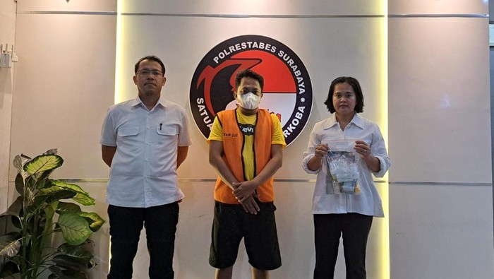 SP, kuli sekaligus pengedar sabu di Surabaya saat ditangkap