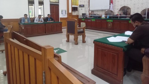 Suasana sidang praperadilan perkara dugaan korupsi SPI Unud di PN Denpasar, Kamis (27/4/2023).