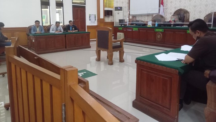 Suasana sidang praperadilan perkara dugaan korupsi SPI Unud di PN Denpasar, Kamis (27/4/2023).