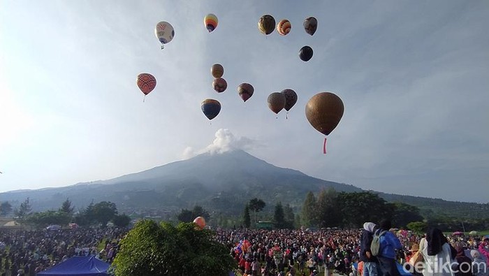 Suasana festival balon udara di Lapangan Desa Kledung, Kecamatan Kledung, Kabupaten Temanggung, Kamis (27/4/2023).