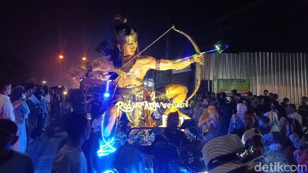 Suasana pawai ogoh-ogoh di Desa Krasak, Kecamatan Jatibarang, Kabupaten Indramayu dalam tradisi halal bihalal