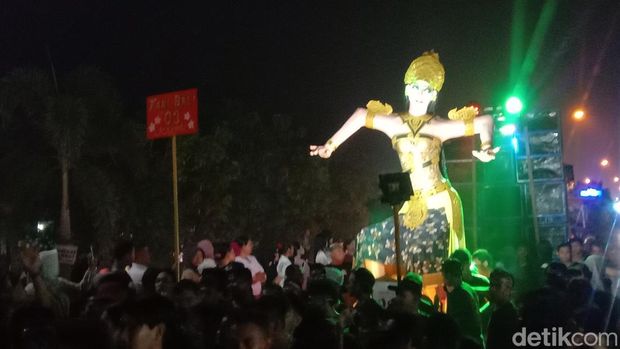 Suasana pawai ogoh-ogoh di Desa Krasak, Kecamatan Jatibarang, Kabupaten Indramayu dalam tradisi halal bihalal