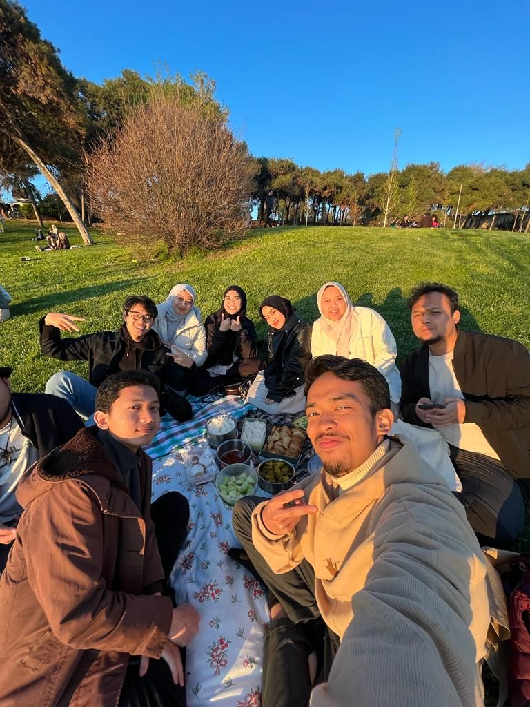 Suasana piknik di Pantai Floria Turki