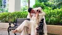 Pasangan yang memilih tinggal di Singapura setelah menikah itu, terlihat semakin mesra meski jauh dari sorotan kamera dunia hiburan Tanah Air. Foto: dok. Instagram Syahrini