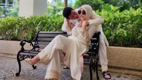 Reino Barack dan Syahrini memakai busana serba putih di hari ketiga Lebaran. Foto: dok. Instagram Syahrini